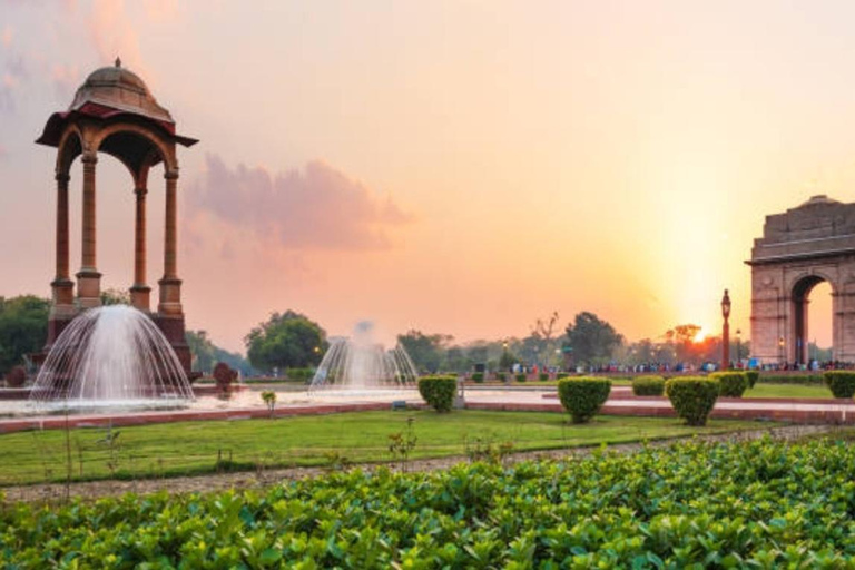 Delhi: oude en nieuwe Delhi, rondleiding van een hele of halve dagHaif-Day New Delhi Tour met auto, gids en chauffeur