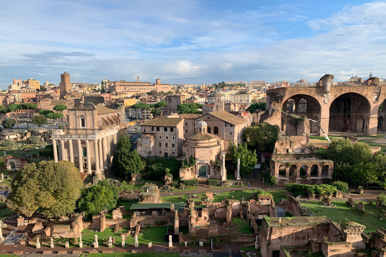 Tour sin colas para grupos pequeños por el Coliseo, el Palatino y el ForoTour grupal en inglés