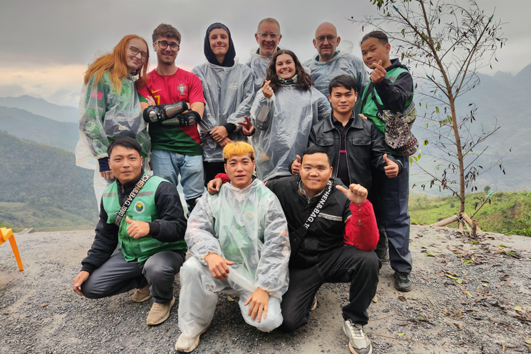 Tour di 4 giorni dell&#039;anello di Ha Giang con notte extra e pick-upTour in CABINA INDIVIDUALE DORME