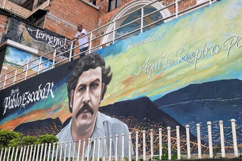 Medellín: Combo Citytour in chiva with open bar + CityTour Pablo Escobar Medellín: Combo Citytour in chiva with open bar + Pablo Escobar CityTour