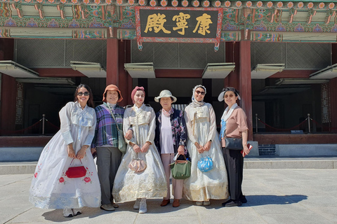 Seoul: Deoksugung Palace Night Tour with Guide