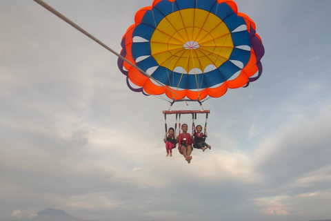 Bali: Parasailingowa przygoda na plaży Nusa DuaParasailingowa przygoda z punktem spotkań