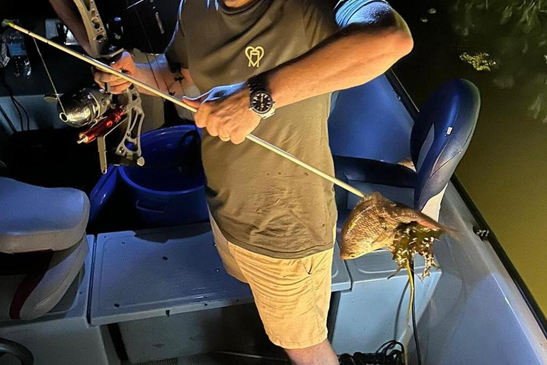 Bolgoda: Nighttime Bowfishing Boat Tour with Equipment