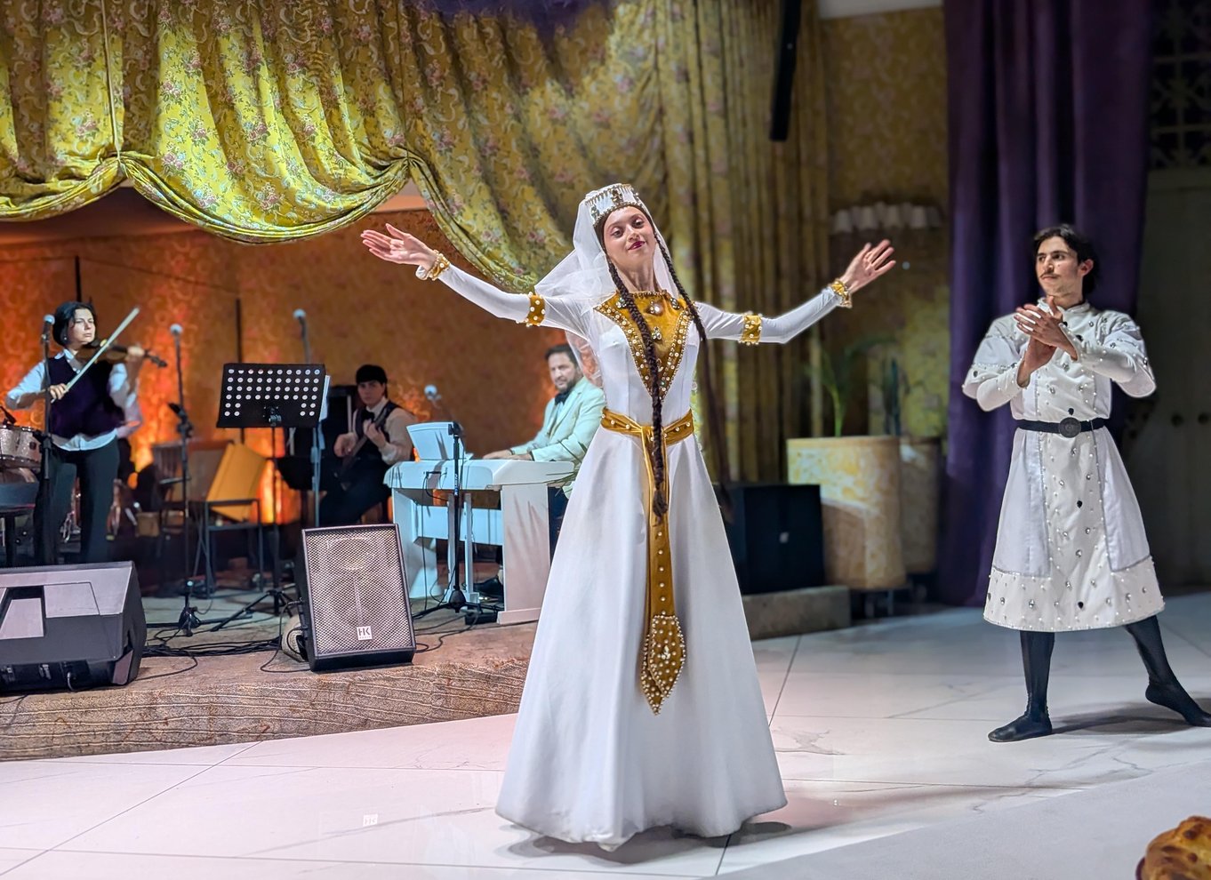 Tbilisi: Georgisk middag, danseshow og hotelafhentning