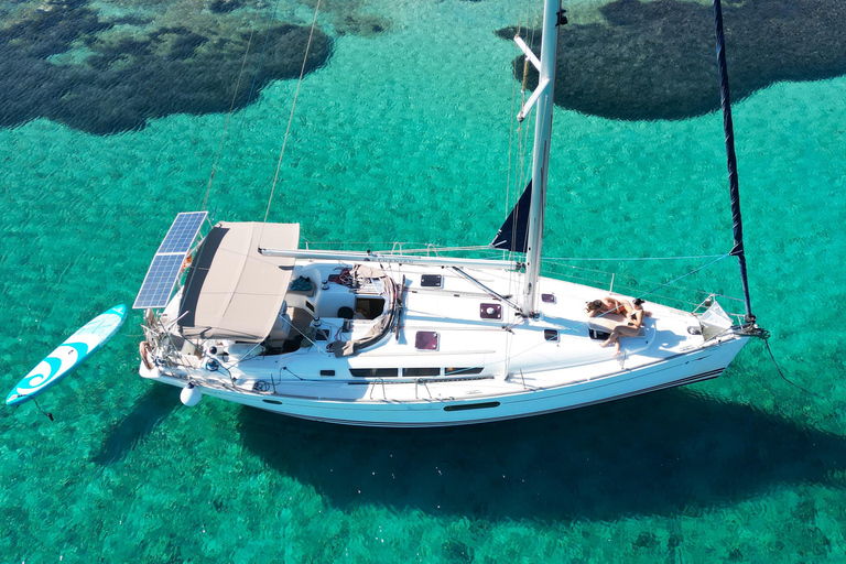 Chania: Crucero en velero con snorkel y comidaDesde el puerto de Kolimvari: Crucero en velero