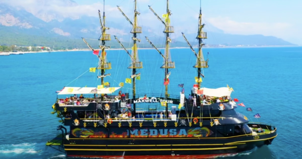 Экскурсии из кемера отзывы. Kemer Pirate Boat Tour. Медузы в Кемере. Медузы в Турции Кемер. Boat trip i Belek.