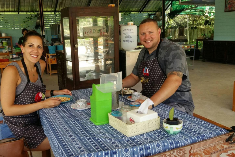 Chiang Mai: Corso di cucina tradizionale tailandese con tour del mercato