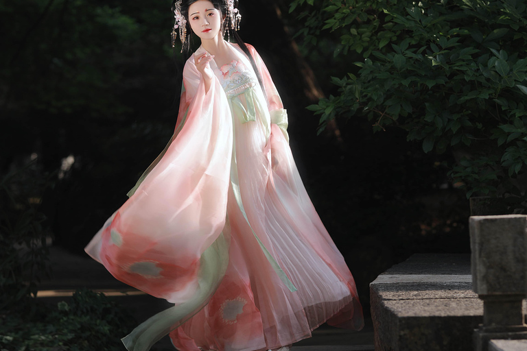 Guangzhou: Private Photoshoot with Professional Photographer 1-hour photoshoot