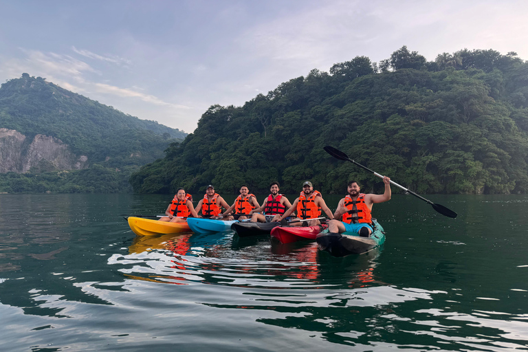 San Salvador: Wycieczka kajakowa o wschodzie słońca po jeziorze Ilopango z odbiorem