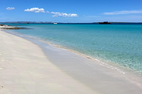 Ibiza: Crociera in barca a Formentera con pagaia, snorkeling e pranzoIbiza: Crociera in barca a Formentera con snorkeling e pranzo