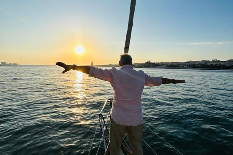 Lisbon Sunset Boat Tour–Golden Hour Cruise w/ Welcome Drink