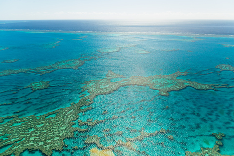 De Airlie Beach: Voo panorâmico de Whitsundays com traslado