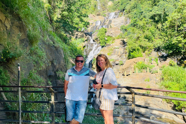 Explorez Ella : randonnée sur les rochers, boucle, cascades, neuf arches et vue sur le trainDécouvrez Ella : randonnée dans les rochers, boucle, chutes d&#039;eau, neuf arches et vue