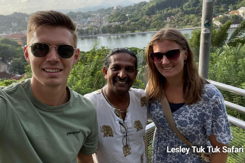 Kandy: Explora la ciudad con Lesley en Tuk Tuk