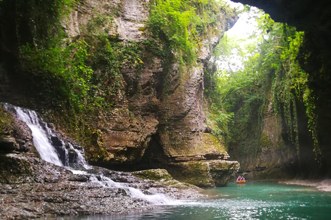 Da Tbilisi: Tour di un giorno del Canyon Martvili e delle Grotte di Prometeo