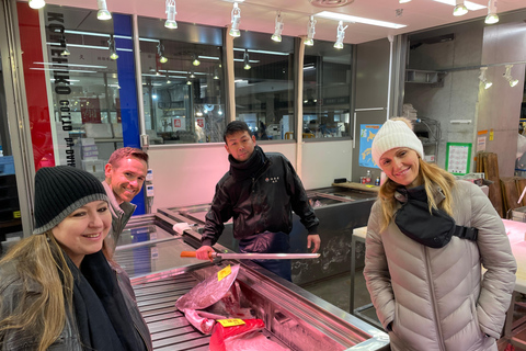 طوكيو: جولة في سوق تويوسو مع تقطيع التونة وصنع السوشي