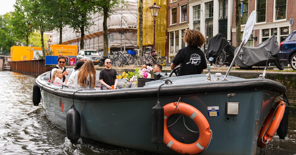 Amsterdam Canal Cruise with Dutch Pancakes and Hot Chocolate | GetYourGuide