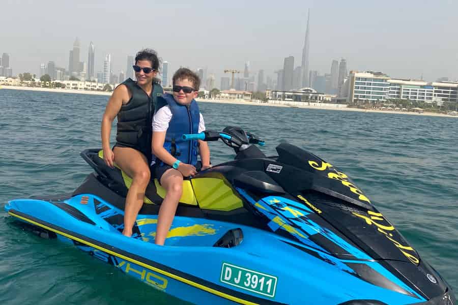 Dubai: Jet-Ski-Fahrt am Burj Khalifa mit Gratis-Fotos und -Videos. Foto: GetYourGuide Dubai: Jet-Ski-Fahrt am Burj Khalifa mit Gratis-Fotos und -Videos. Foto: GetYourGuide