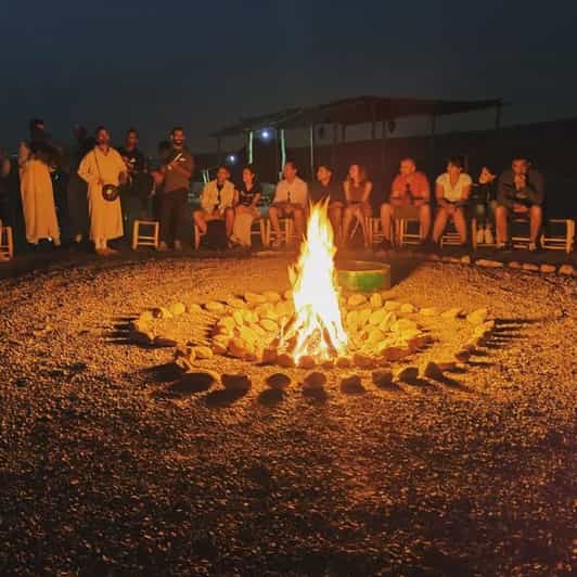 Paseo en camello por el desierto de Agafay al atardecer con cena en el campamento