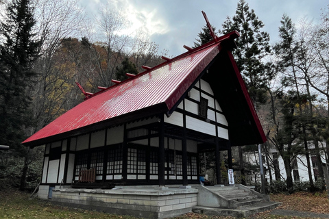 Sapporo: Spacer po Jozankei Onsen z wizytą w świątyni i jaskini