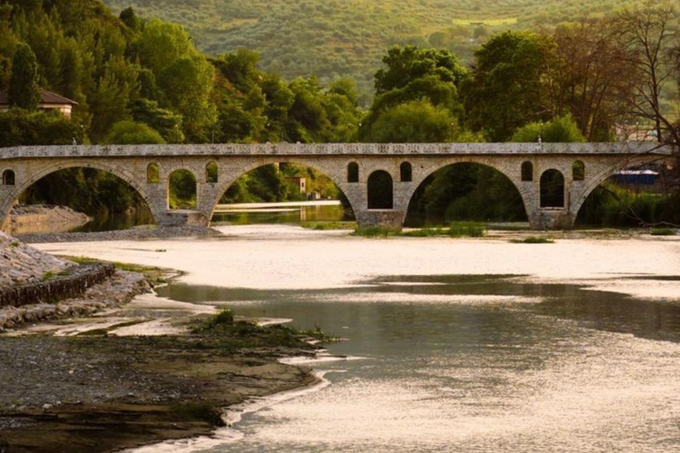 Desde Tirana: Visita de un día a la ciudad de Berat, UNESCO, y al lago BelshiCiudad de Berat UNESCO y Lago Belshi: Excursión de un día desde Tirana