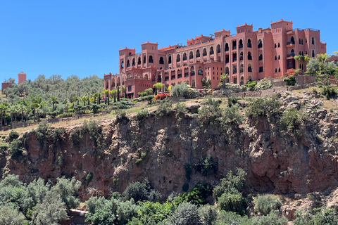 Z Marrakeszu: wodospady Ouzoud z lokalnym przewodnikiem i rejsemUdostępnij Wycieczka Marrakesz: Wodospady Ouzoud z przewodnikiem i rejs statkiem