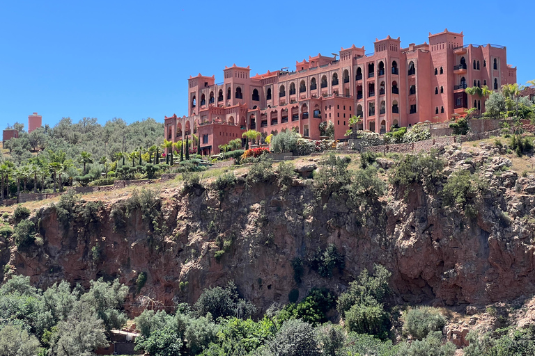 Z Marrakeszu: wodospady Ouzoud z lokalnym przewodnikiem i rejsemUdostępnij Wycieczka Marrakesz: Wodospady Ouzoud z przewodnikiem i rejs statkiem