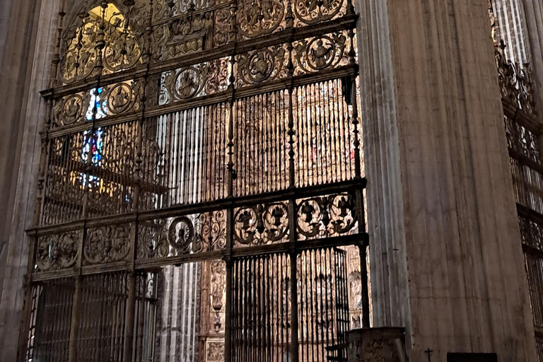 Guided visit of the Royal Alcazar, Cathedral, and Giralda with priority access Guided tour of the Royal Alcazar, Cathedral, and Giralda with fast track access