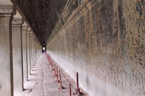 L&#039;alba ad Angkor Wat con un gruppo di condivisione