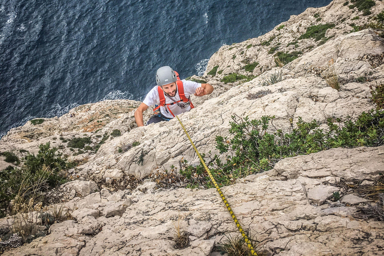 Sessione di scoperta dell&#039;arrampicata nelle Calanques vicino a Marsiglia