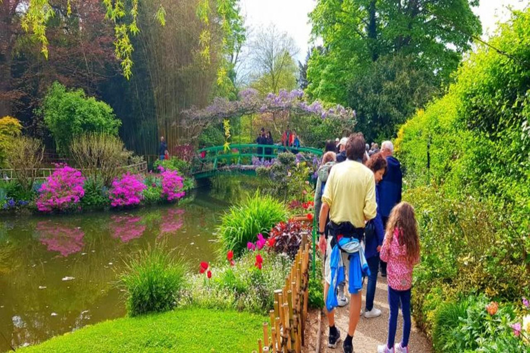 جولة موجهة إلى جيفيرني مونيه لنصف يوم من باريس مع النقلجولة موجهة إلى متحف مونيه في جيفيرني لمدة نص