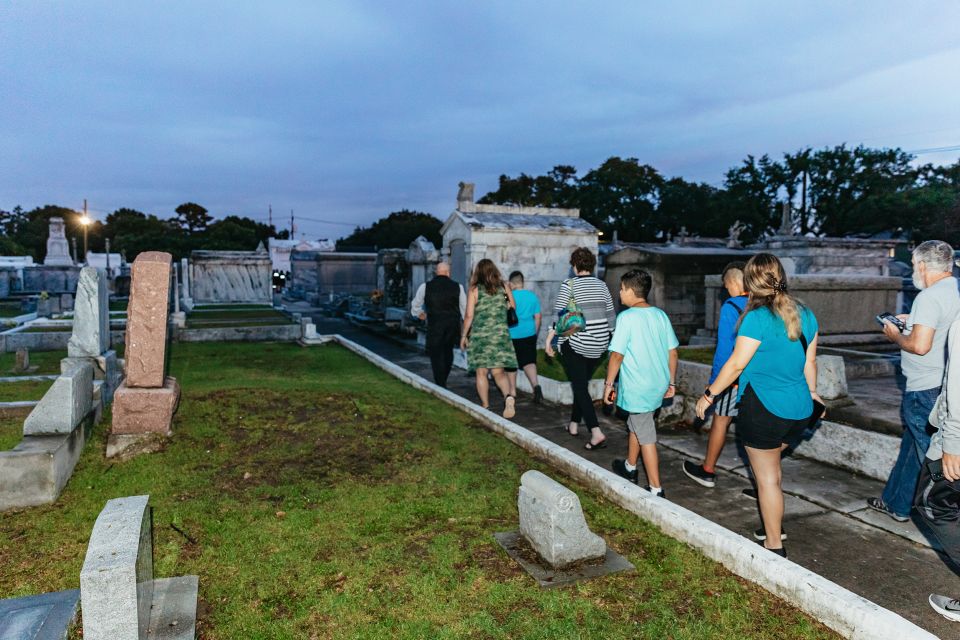 dead of night ghosts & cemetery bus tour
