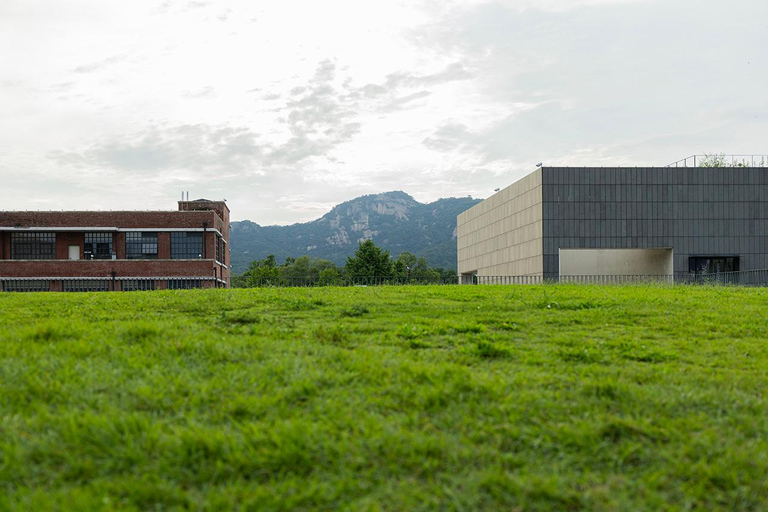 Seoul: Hanok Village Photo Walk (One Price for Two)