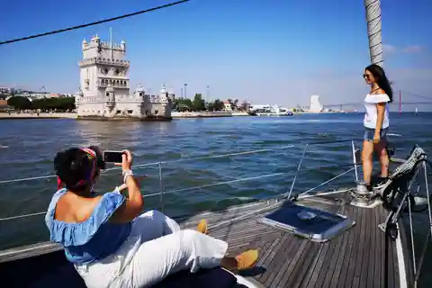 Lisbon: 2-Hour Sailing Yacht Cruise & Guided Tour w/2 drinks