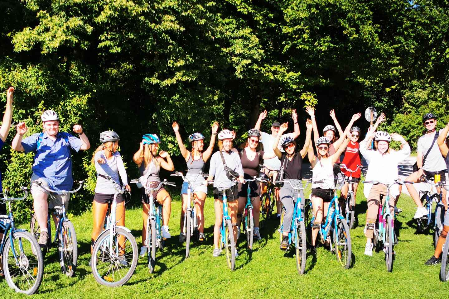 Munich: Mini Classic Bike Tour with Beer Garden Stop at 4 PM