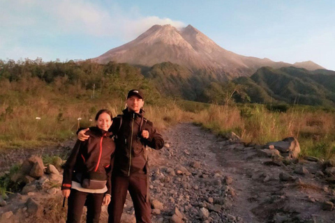 Yogyakarta: Passeio de jipe pelo Monte Merapi ao nascer do sol