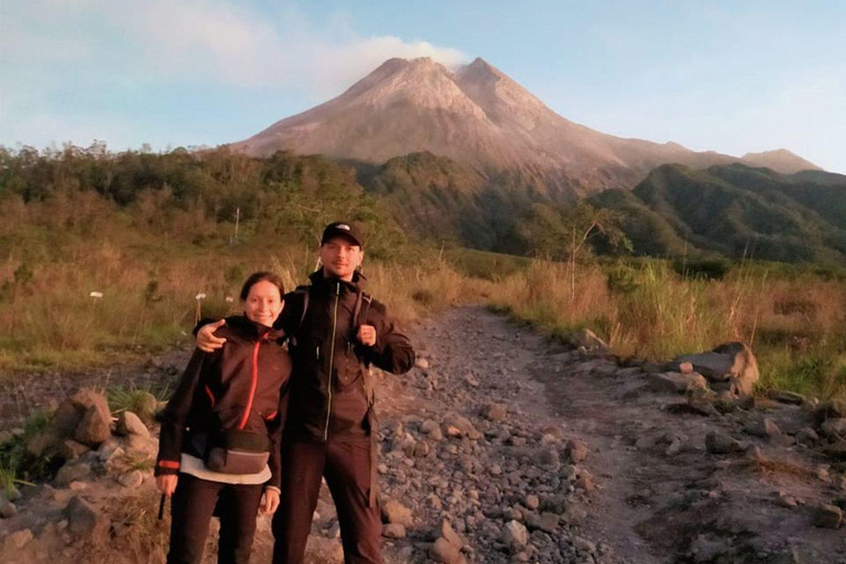 Yogyakarta: Passeio de jipe pelo Monte Merapi ao nascer do sol