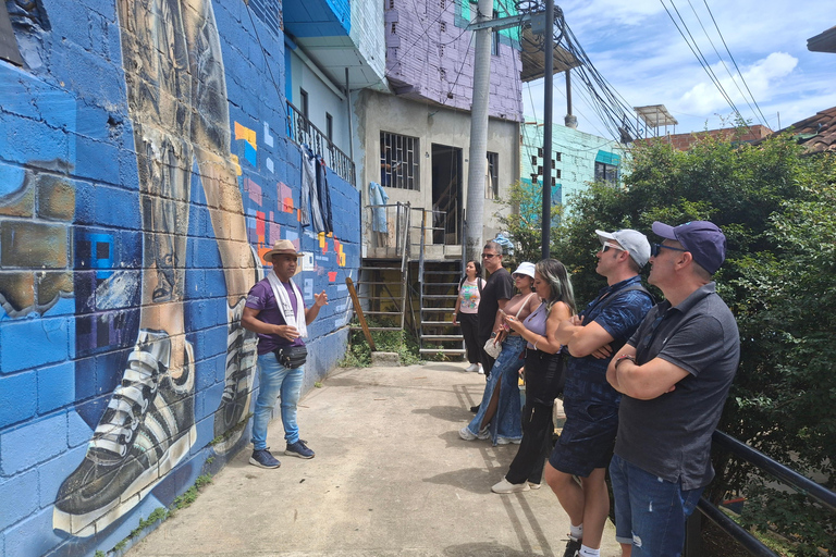 New Comuna 3 Medellín Tour: the largest macro-mural in the city Comuna 3 Manrique Tour: the largest macro-mural in Medellín