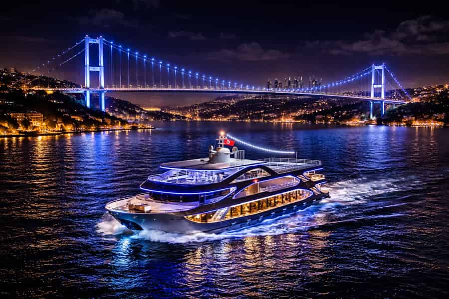 Istanbul: Bosporus-Dinner-Bootsfahrt mit Live-Shows & Transfer. Foto: GetYourGuide