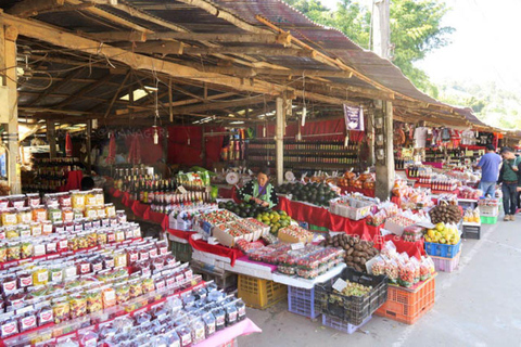 Chiang Mai: Parco Doi Inthanon, cascate e tour delle tribù delle collineIl tour economico non include il pranzo e i biglietti.