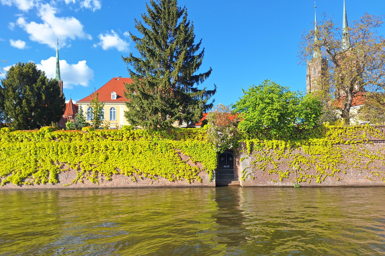 Wroclaw: Sunset Catamaran Cruise with Drink and Music