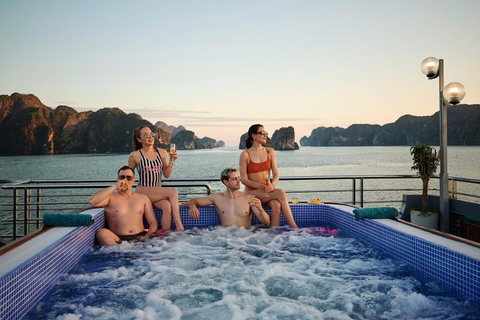 Hanoi till Halong Bay: Ny 5-stjärnig kryssning med buffé och jacuzziUpphämtning från HaNois gamla kvarter