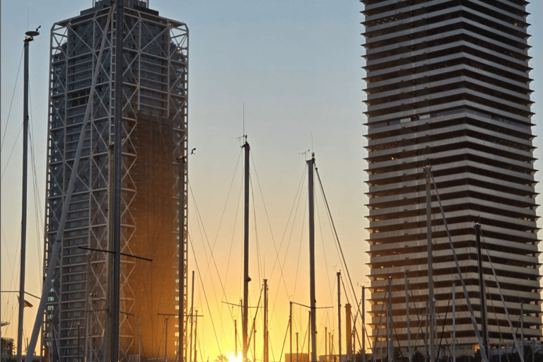 Barcelona: Sagrada Familia Tour and Sailing Trip