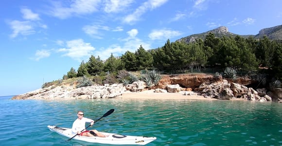 Bol: Kajak-Tour zum Zlatni Rat-Strand mit Schnorcheln