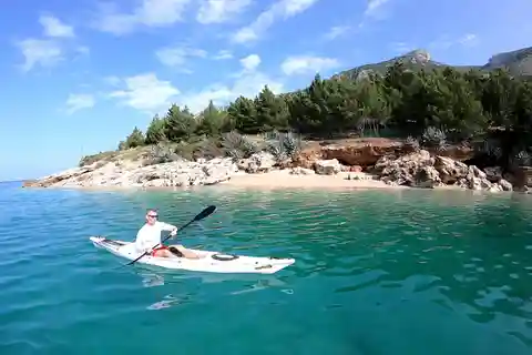 Bol: Zlatni Rat Beach Kayak Tour with Snorkeling