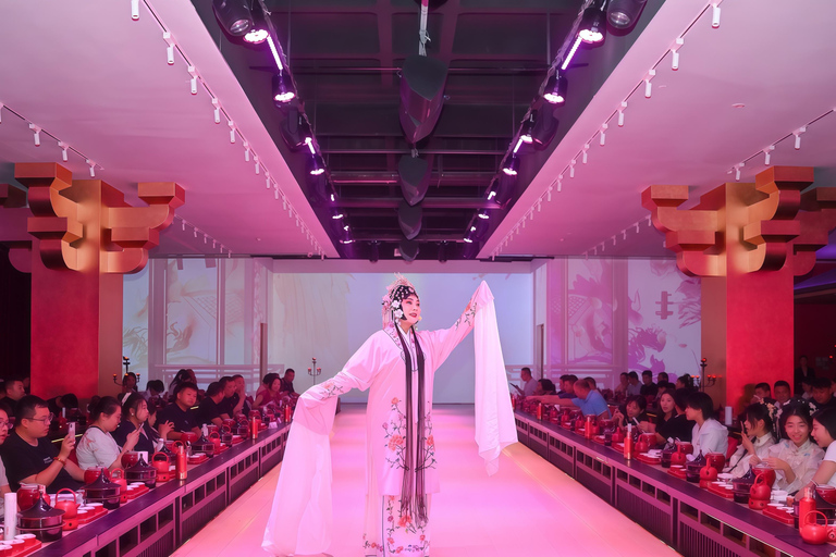 Jinan: Show Feast with Hanfu, Dinner, and Performance Row 1（SVIP）Meal+Costume+Headwear+Makeup (4 days in advance)