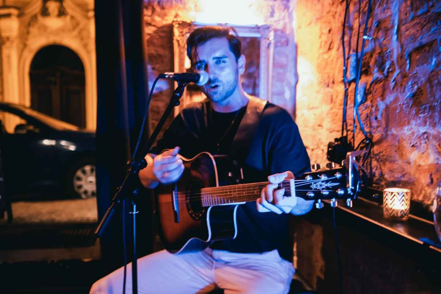 금요일 밤 칵테일과 라이브 음악