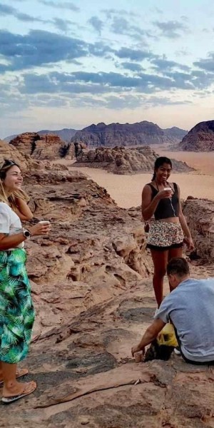 WADI RUM, HALF DAY JEEP TOUR in the morning or sunset - Housity