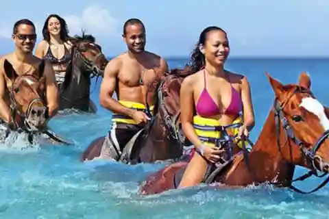 Passeia a cavalo e nada em Ocho Rios: Jam West Hanover