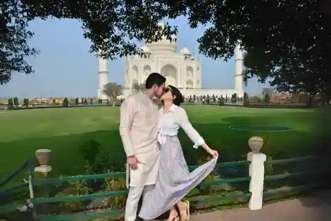 From Delhi: Taj Mahal & Agra Tour by Gatimaan Express Train
